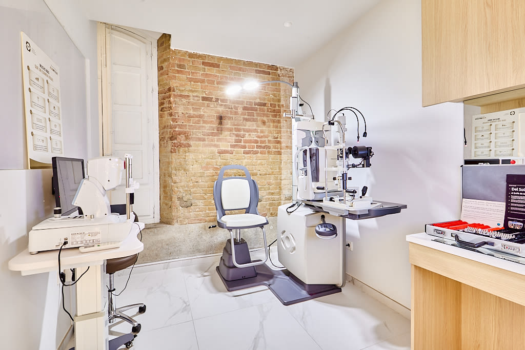 Tienda Óptico Reyes Católicos, 24 18009 Granada interior