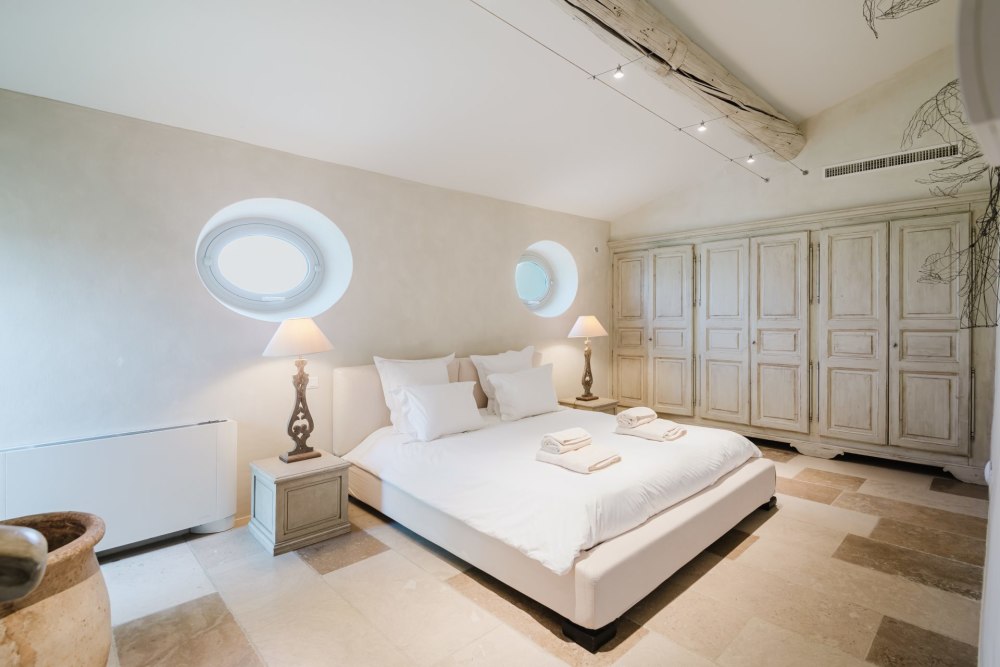 Photographs of La Maison de Cabrières villa in Provence - Image 14 of 27