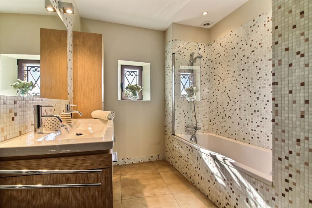 Photographs of Mas de Bellecour villa in Provence - Image 27 of 37