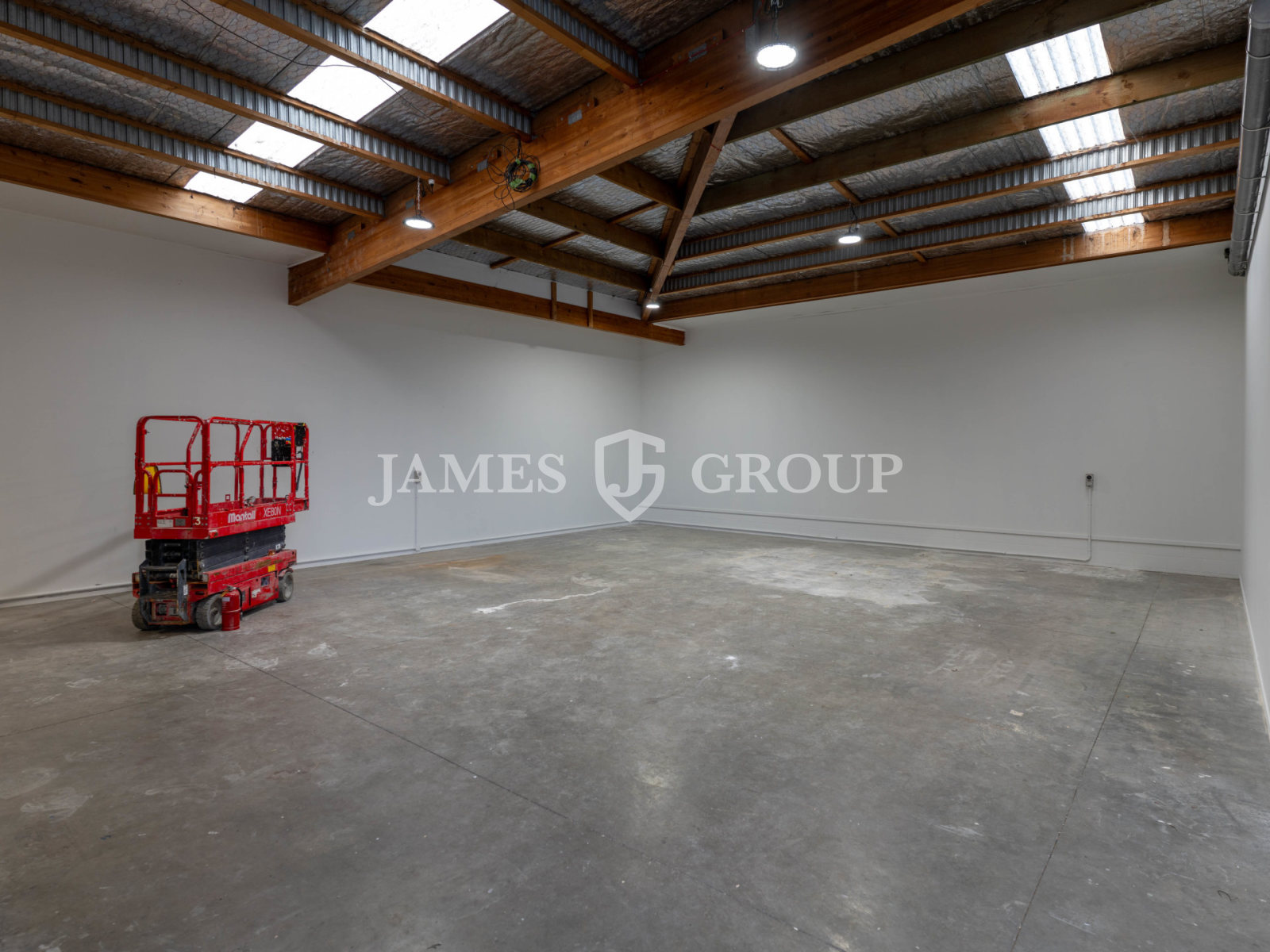 Refurbished High Stud Unit + 7 Carparks