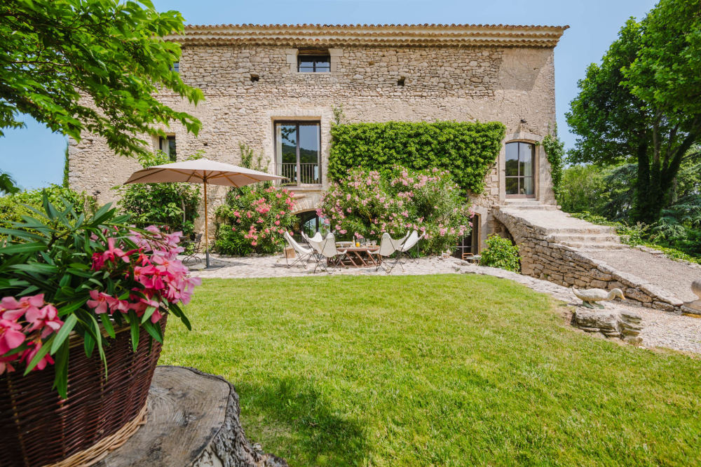 Photographs of Mas des Bleuets villa in Provence - Image 1 of 44