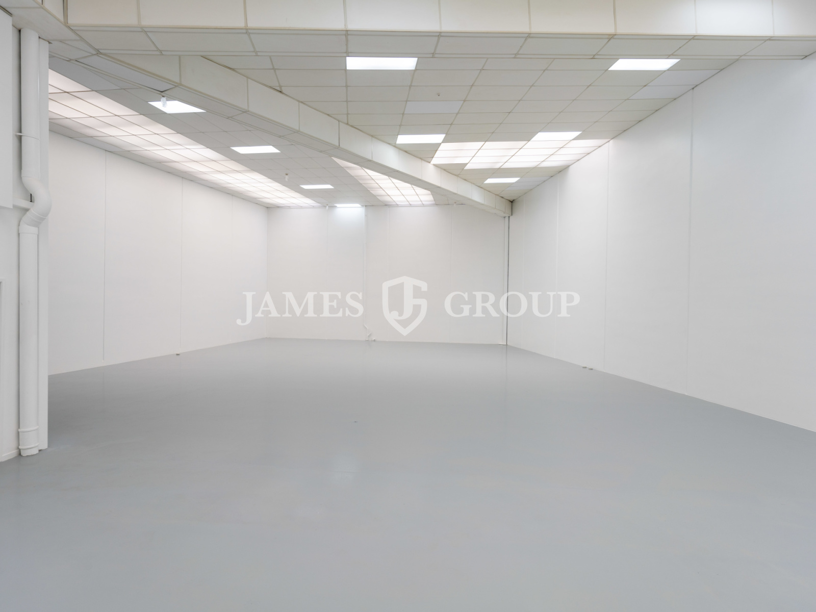 Refurbished Unit With 7 Car Parks!