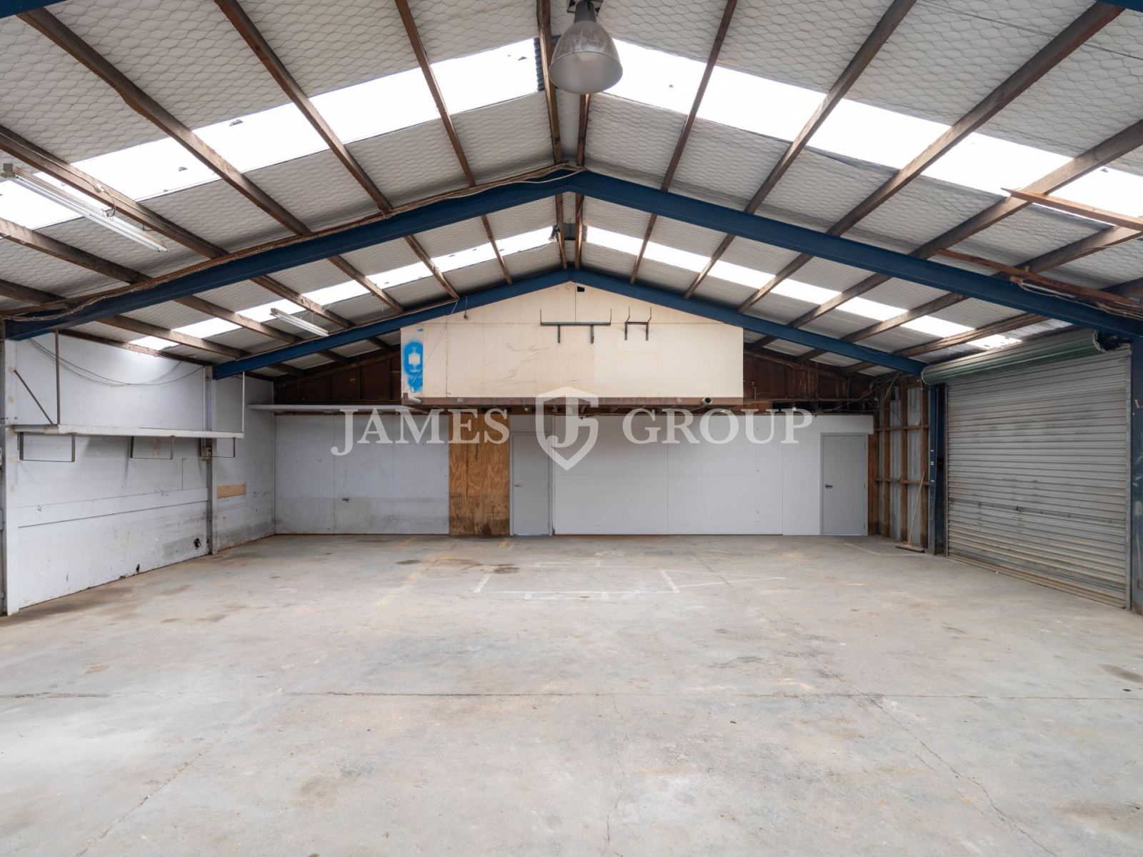 Versatile Drury Warehouse With Yard