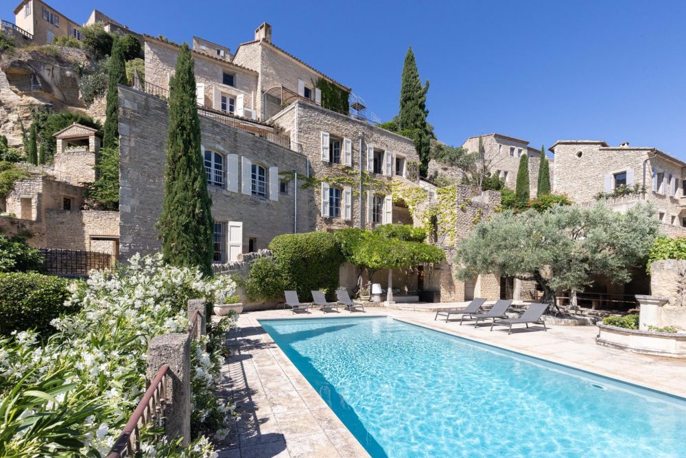 Photographs of Mas de la Reine villa in Provence - Image 1 of 41