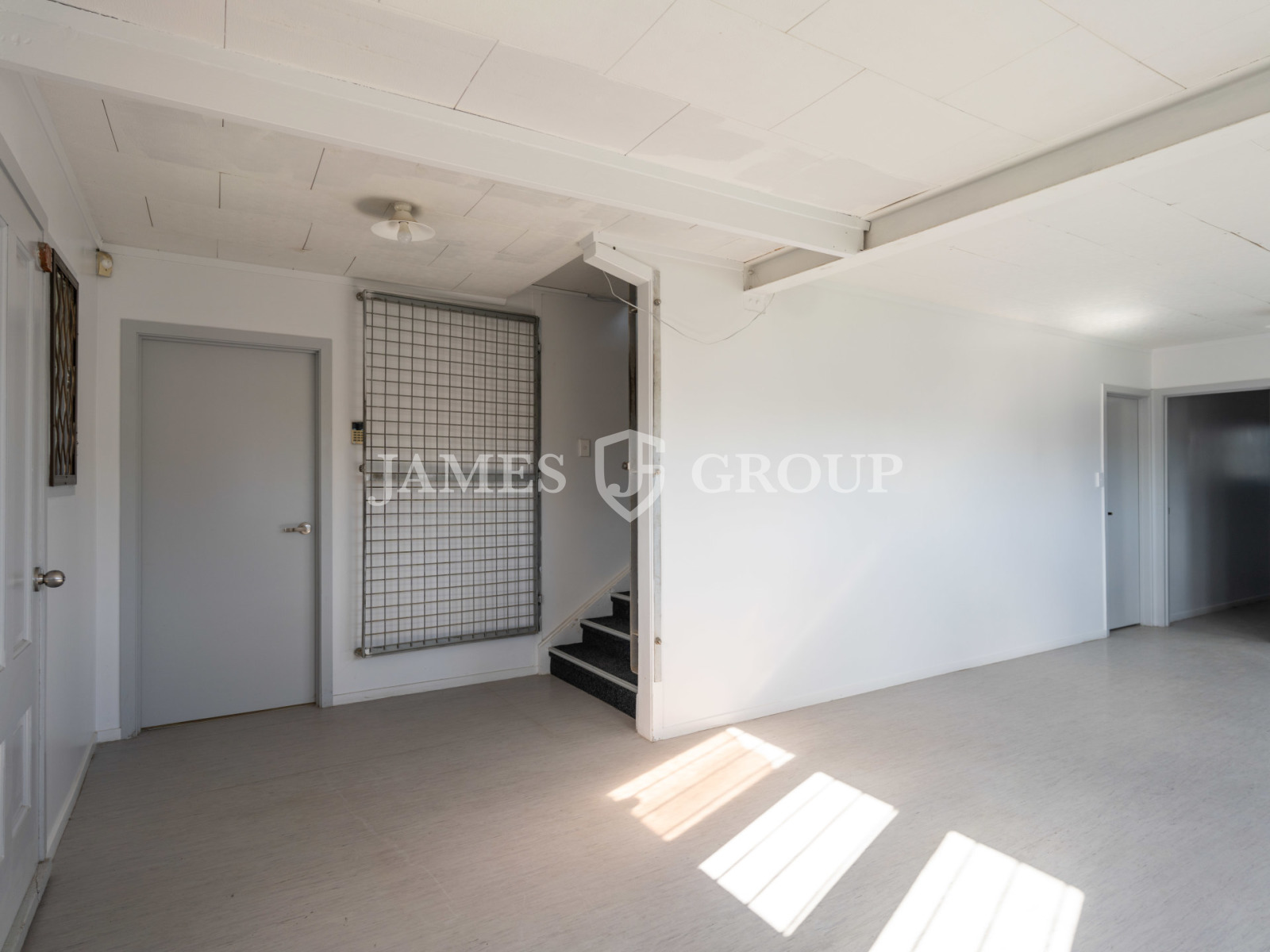 Versatile Drury Warehouse With Yard