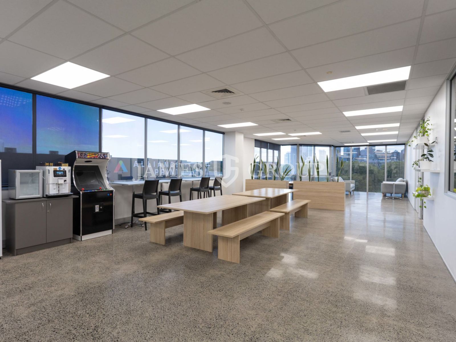 Light-filled 511m² Office Just Off College Hill