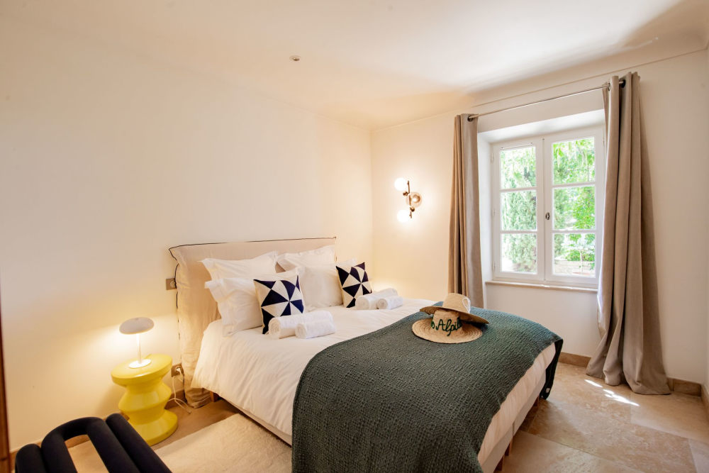 Photographs of Mas de Cezanne villa in Provence - Image 29 of 41