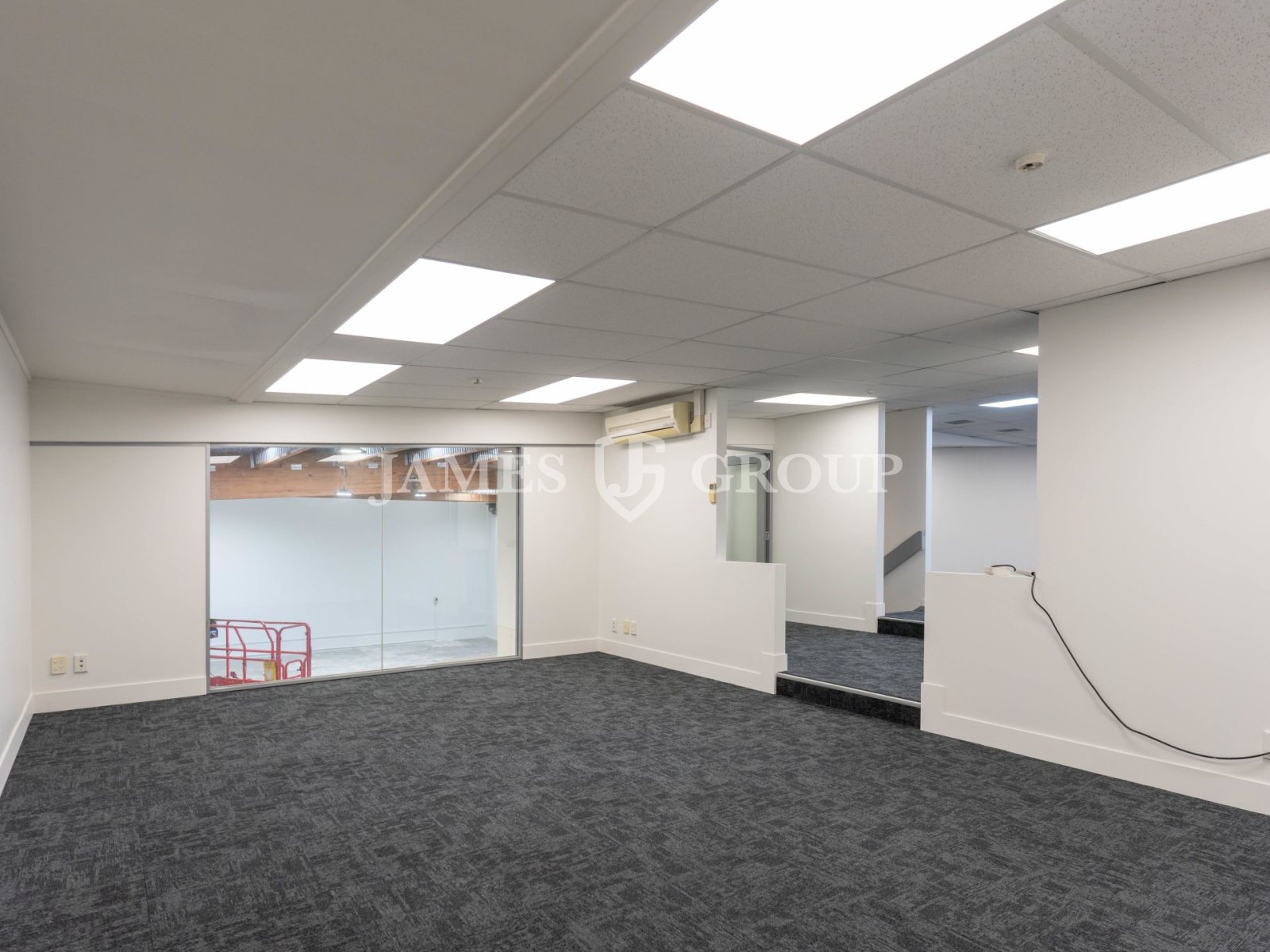 Refurbished High Stud Unit + 7 Carparks