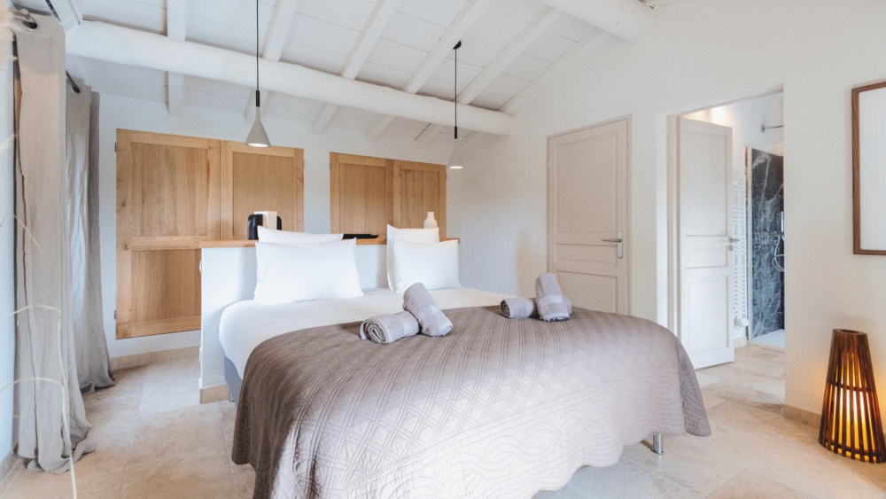 Photographs of Mas des Charmes villa in Provence - Image 28 of 39