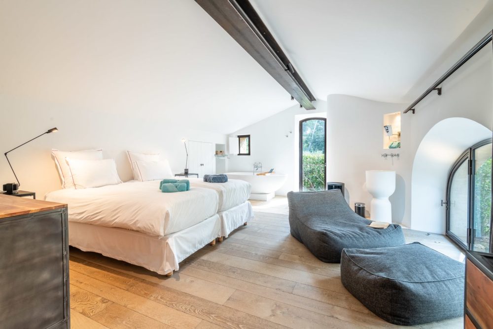 Photographs of Mas des Peintres villa in Provence - Image 27 of 46