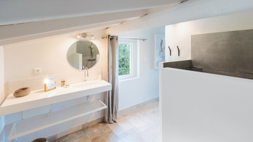 Photographs of Mas des Charmes villa in Provence - Image 26 of 39