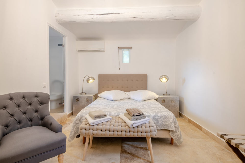 Photographs of Mas Bonheur villa in Provence - Image 27 of 32