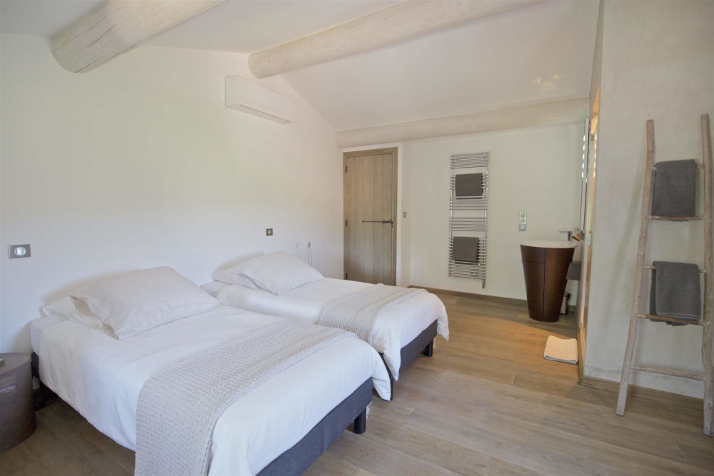 Photographs of Mas des Platanes villa in Provence - Image 22 of 36