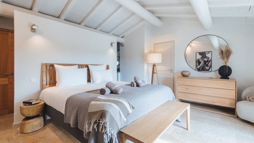 Photographs of Mas des Charmes villa in Provence - Image 16 of 39