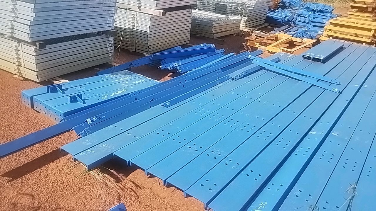 Lot of Metal Structures/ Street 4-5 / BOX E9