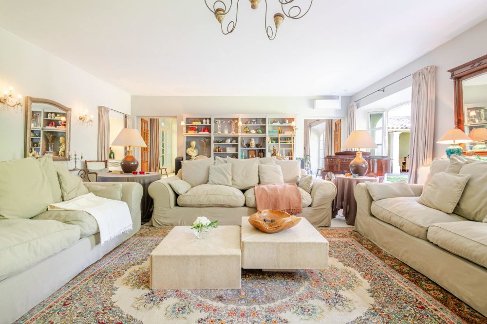 Photographs of Domaine de Fontclair villa in Provence - Image 9 of 60