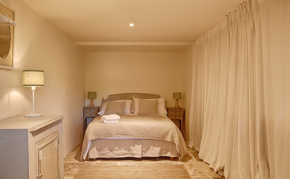 Photographs of Mas de Isa villa in Provence - Image 35 of 41