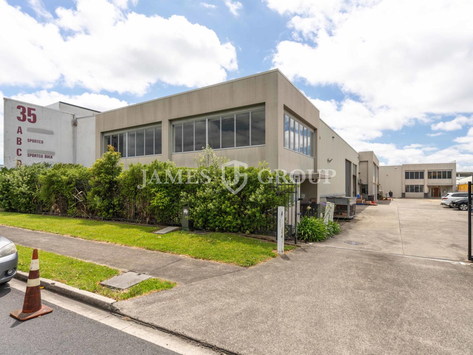 Refurbished Unit With 7 Car Parks!