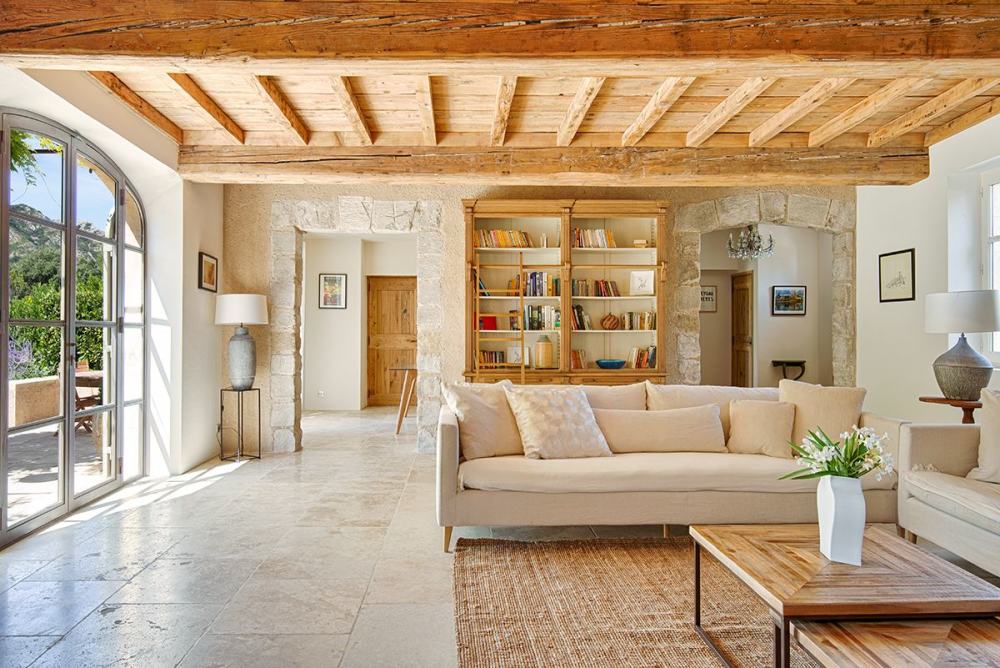 Photographs of Mas de Isa villa in Provence - Image 9 of 41