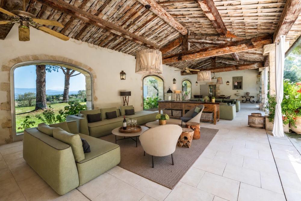 Photographs of Mas de Lacoste villa in Provence - Image 13 of 64