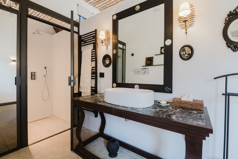 Photographs of Mas des Bleuets villa in Provence - Image 18 of 44