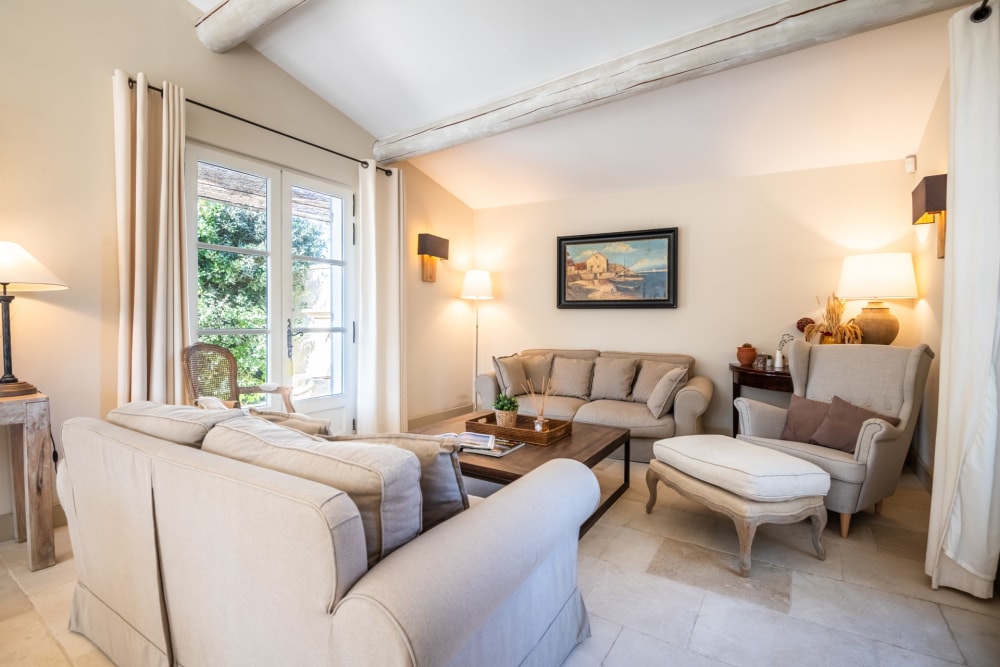 Photographs of Mas des Lilas villa in Provence - Image 7 of 36