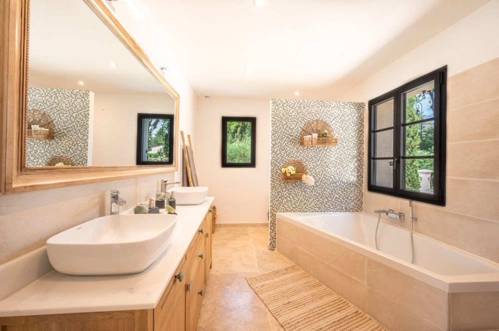 Photographs of Mas des Alizées villa in Provence - Image 21 of 33