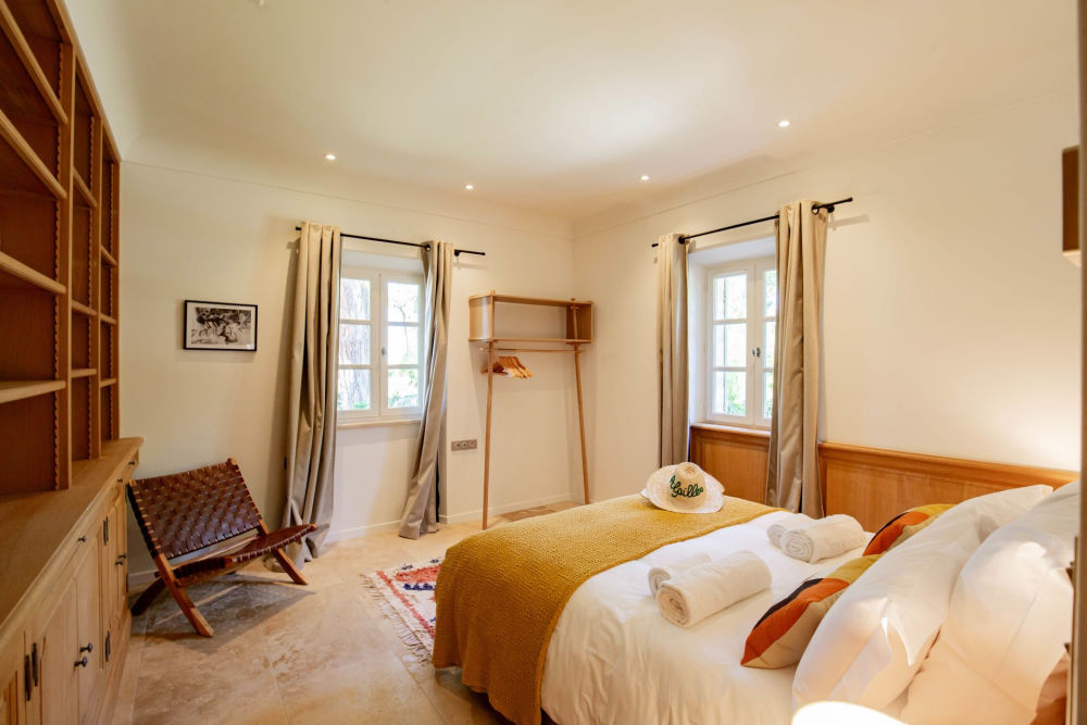 Photographs of Mas de Cezanne villa in Provence - Image 15 of 41