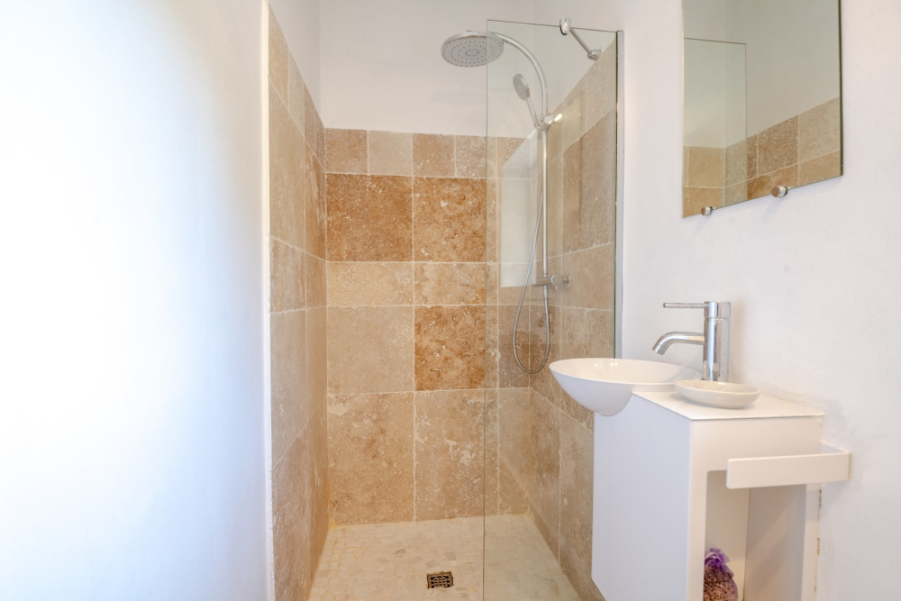 Photographs of Mas Bonheur villa in Provence - Image 28 of 32