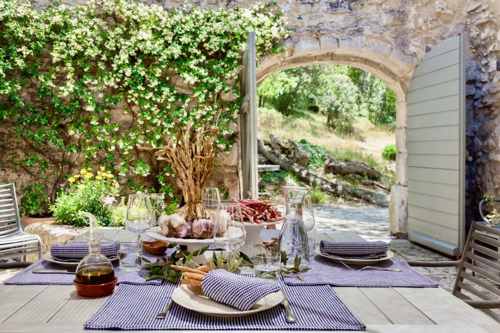 Photographs of Mas la Calade villa in Provence - Image 4 of 38