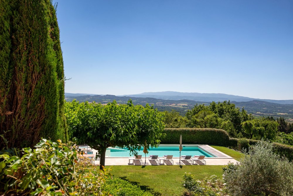 Le Mas de la Route Neuve — pool and Luberon mountains, Gordes