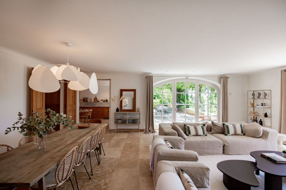 Photographs of Mas de Cezanne villa in Provence - Image 5 of 41