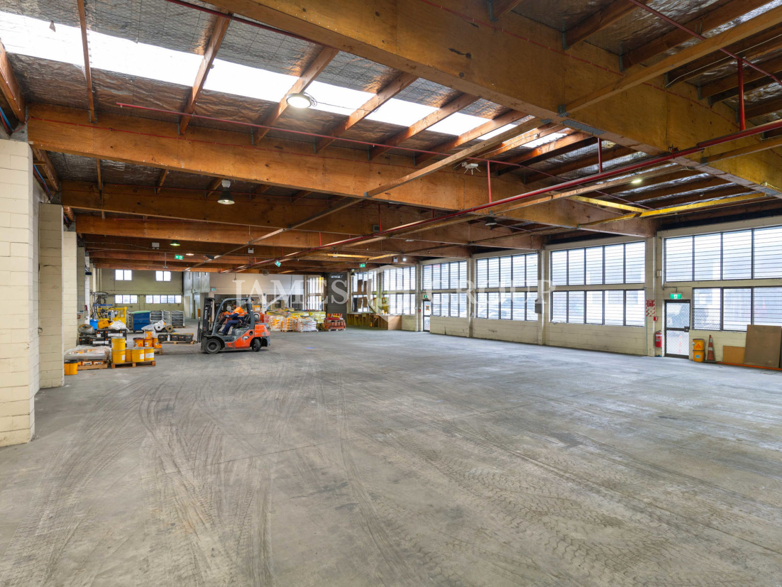 1,290m² Prime Patiki Road Warehouse + 12 Carparks