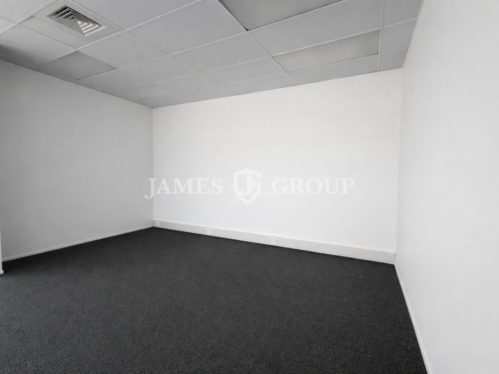 Light-filled Gf Office With Three Meeting Rooms