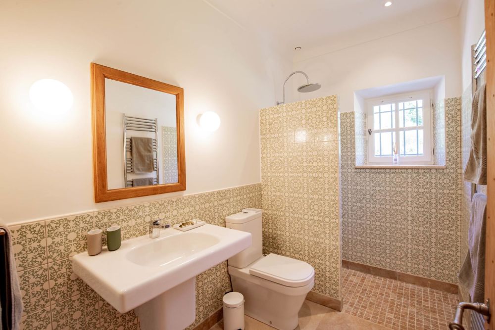 Photographs of Mas de Cezanne villa in Provence - Image 28 of 41