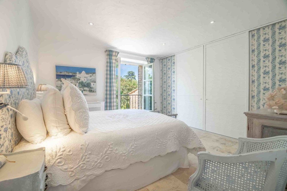 Photographs of Mas Provencal villa in Provence - Image 29 of 38