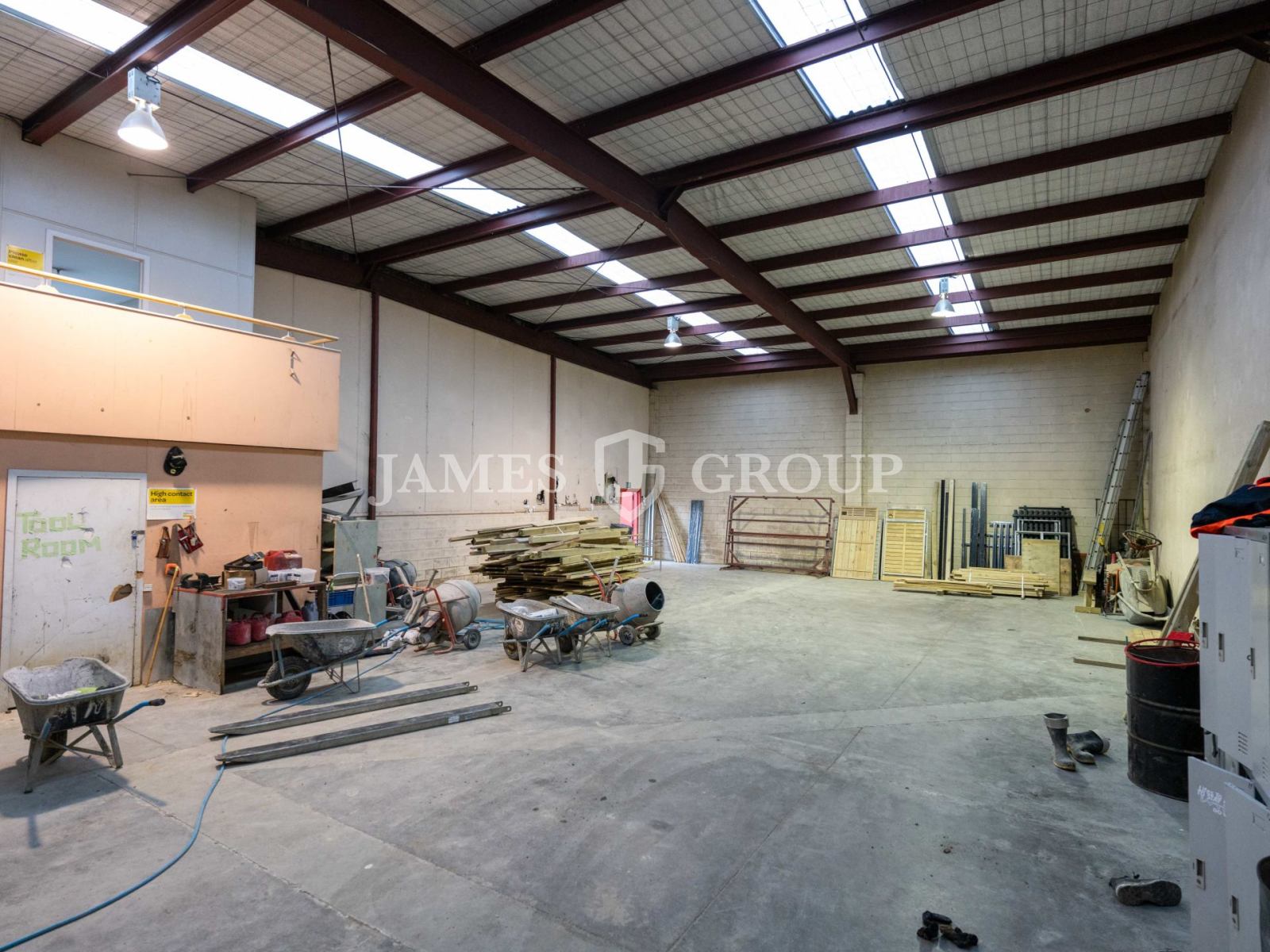 End Unit With Secure Yard | 391m²
