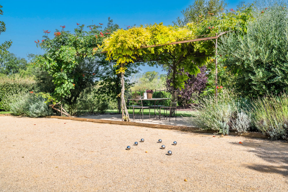 Photographs of Mas du Milan villa in Provence - Image 46 of 50