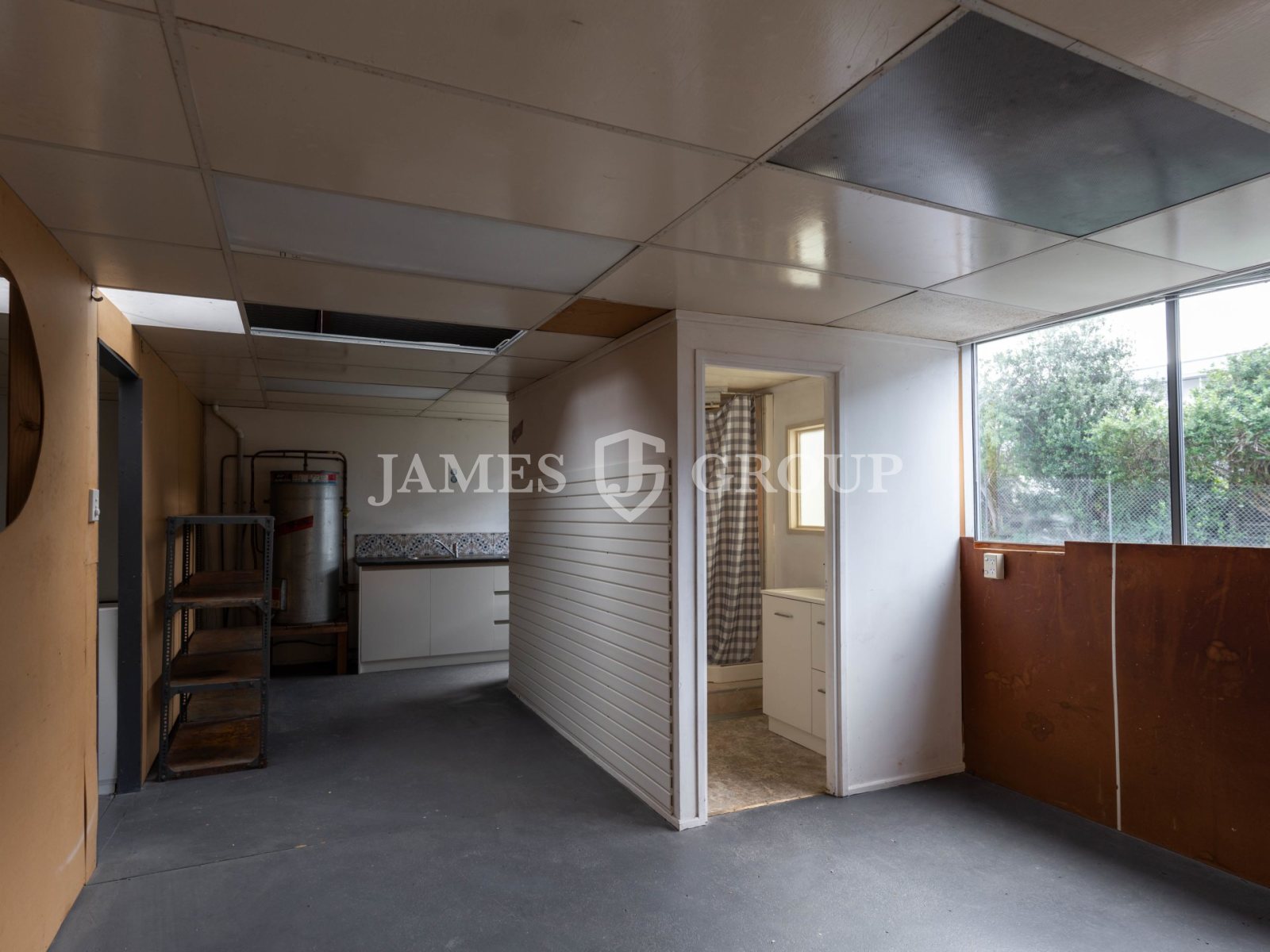 Henderson High Stud Unit + 3 Carparks | 180sqm
