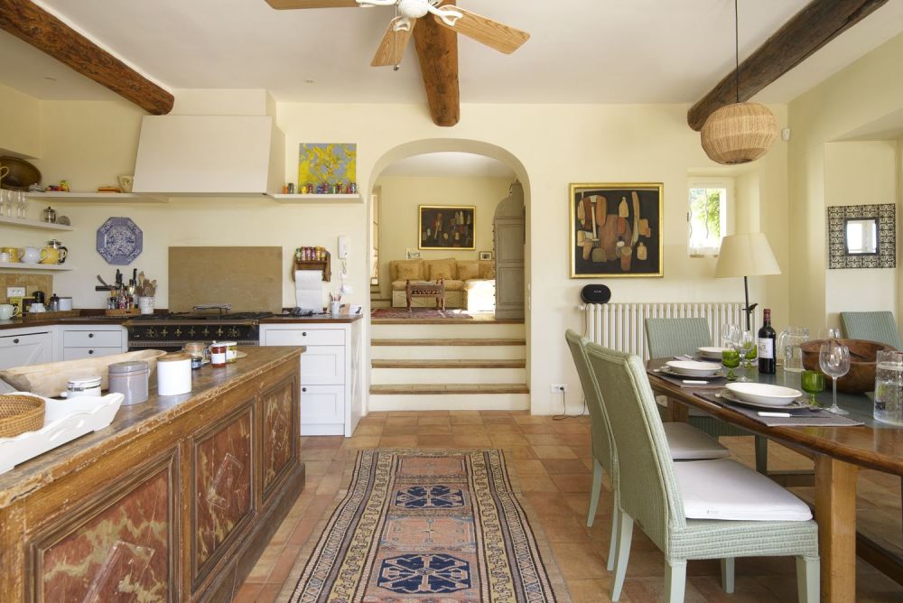 Photographs of Mas de Belleroche villa in Provence - Image 10 of 34
