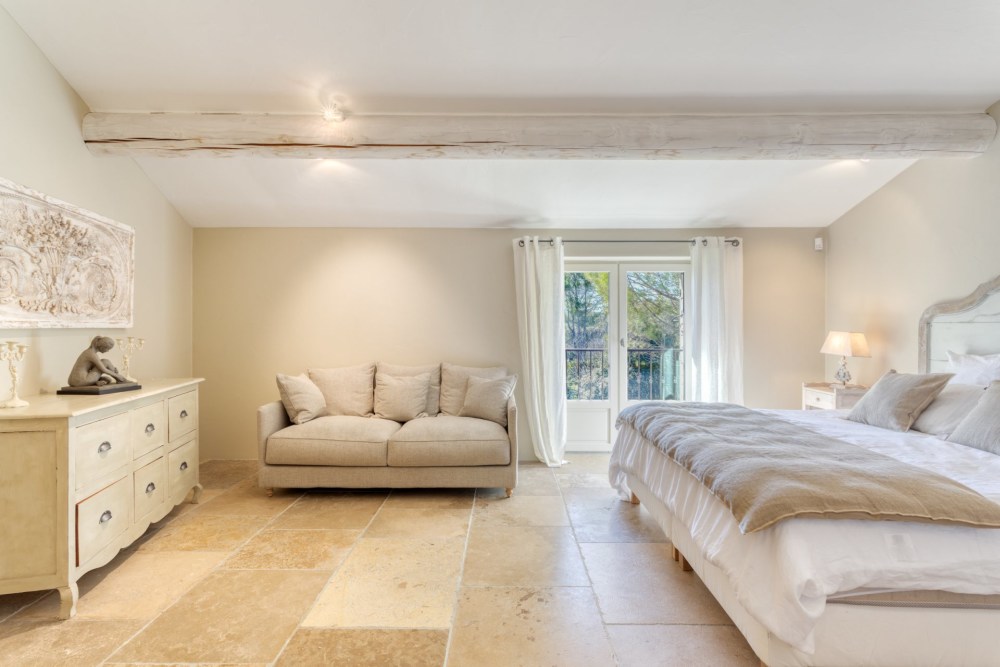 Photographs of Mas des Mésanges villa in Provence - Image 11 of 35