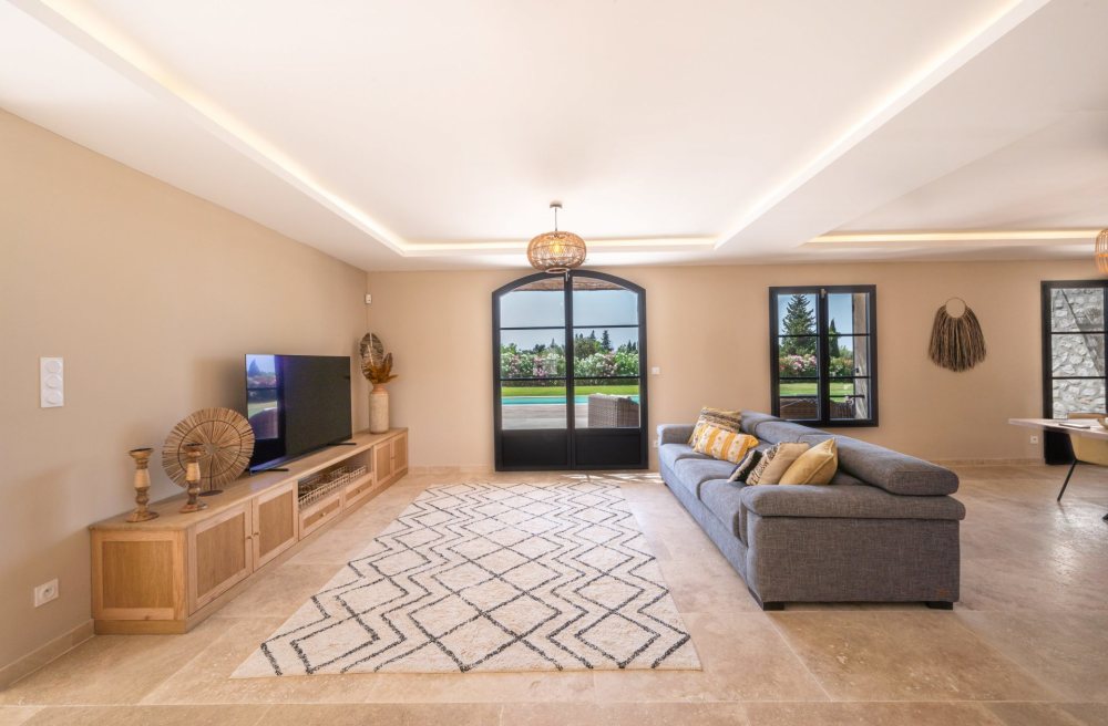 Photographs of Mas des Alizées villa in Provence - Image 5 of 33