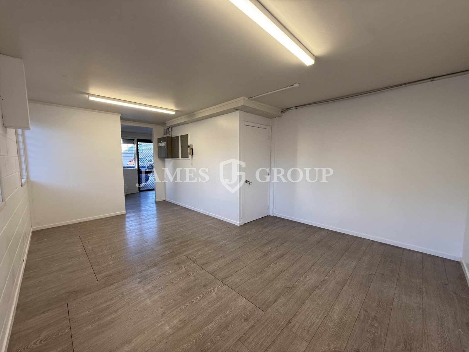 High Stud New Lynn Unit + 6 Carparks