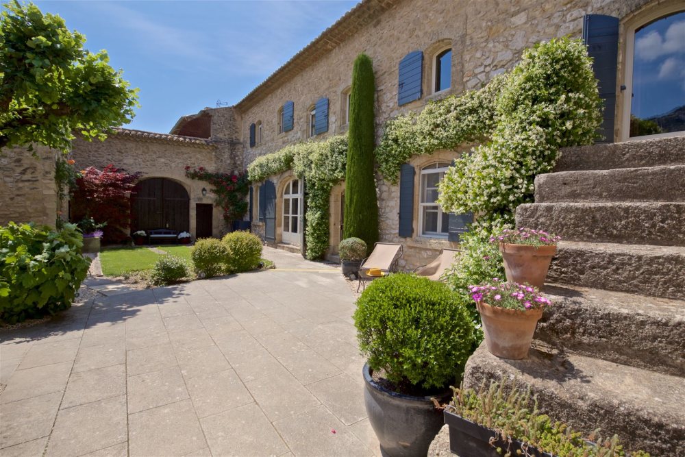 Photographs of La Cour villa in Provence - Image 2 of 34