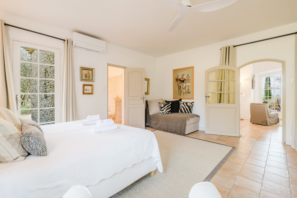Photographs of Mas des Imberts villa in Provence - Image 22 of 48