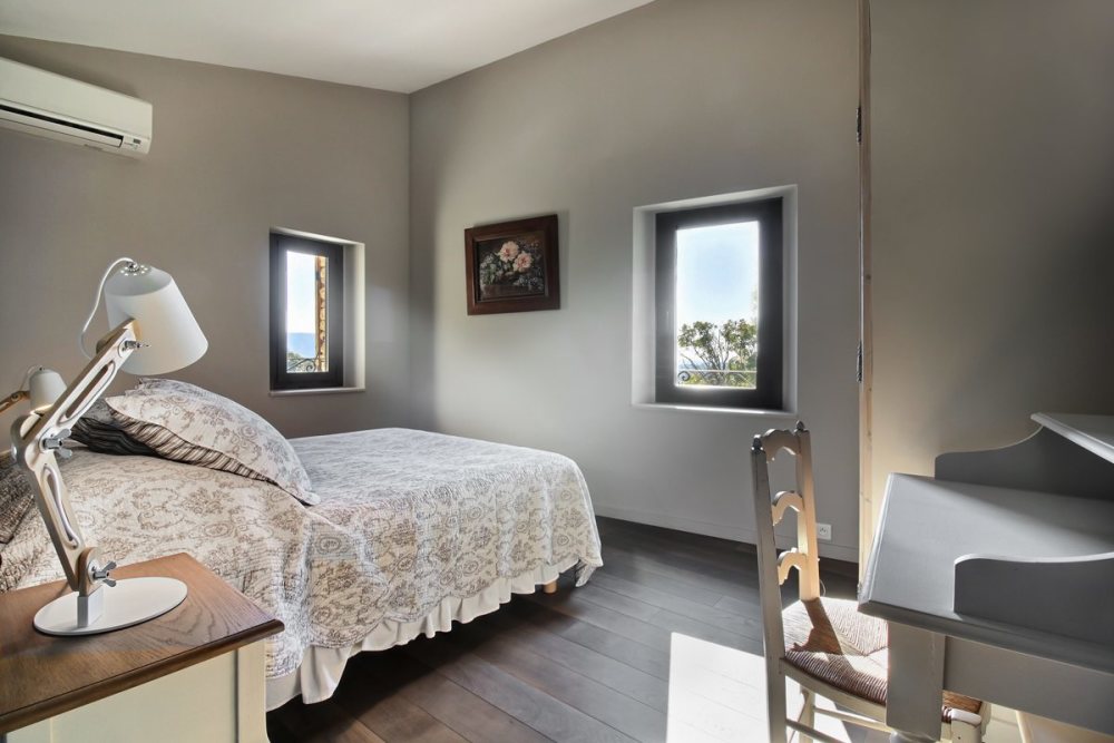 Photographs of Mas de Bellecour villa in Provence - Image 28 of 37
