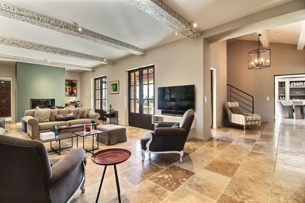 Photographs of Mas de Bellecour villa in Provence - Image 6 of 37