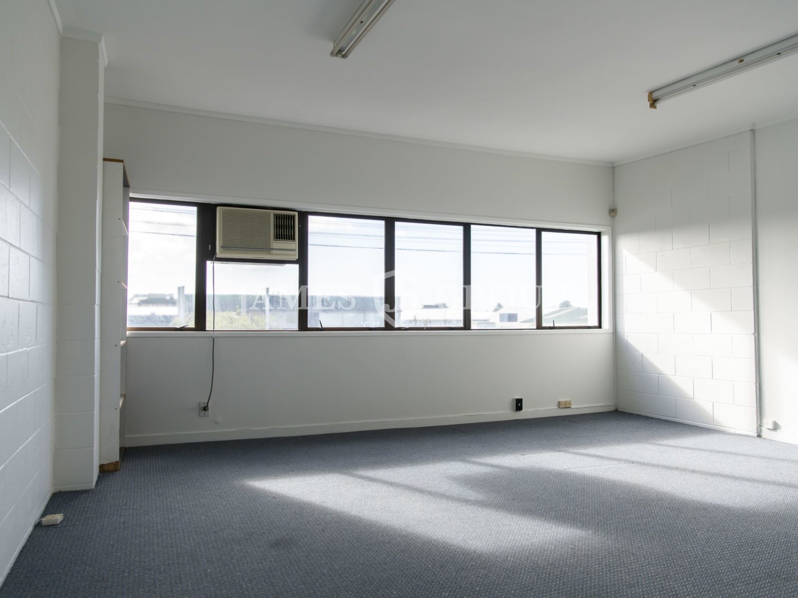 224m² Tidy Road Front Industrial | Henderson
