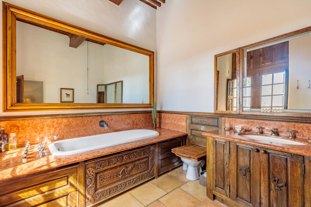 Photographs of Chateau de Sannes villa in Provence - Image 32 of 61