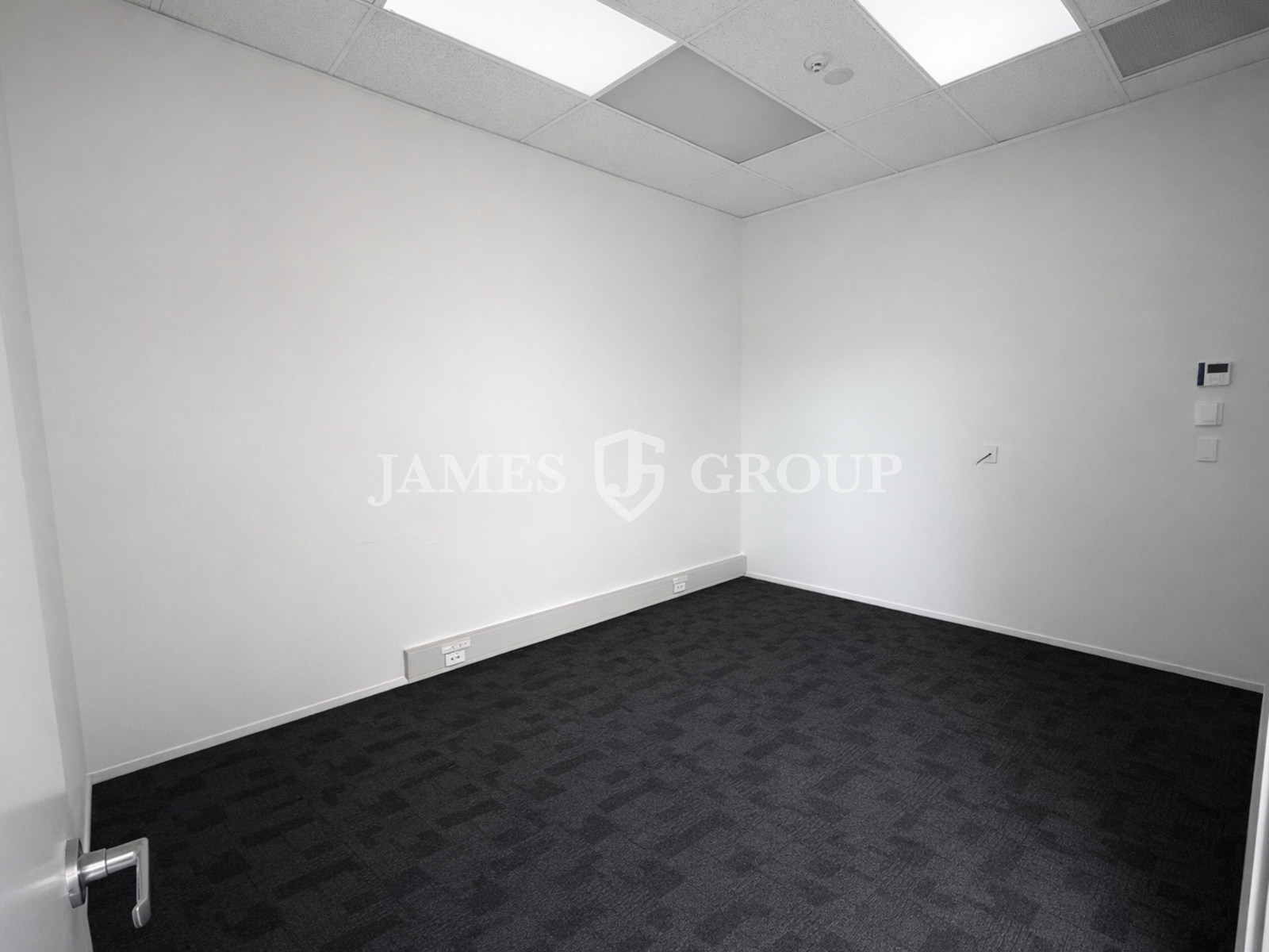 Light-filled Gf Office With Three Meeting Rooms